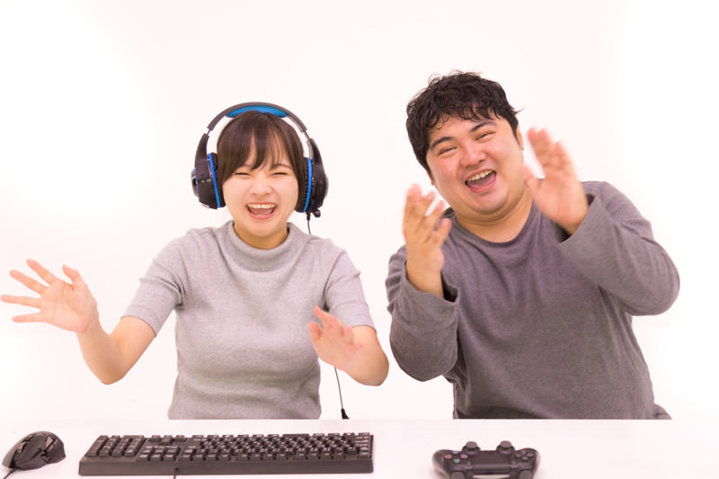 笑顔で仲良くゲームをする2人