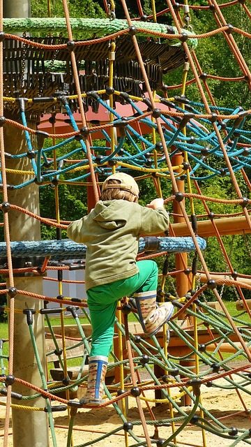 ネットクライミングをする子ども